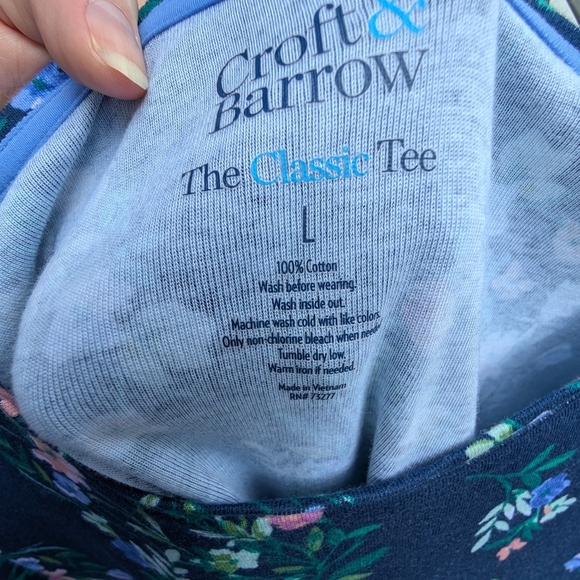 Croft & Barrow Essential Crewneck TeeColor: Indigo Multi Floral Size: LARGE EUC - Picture 3 of 7